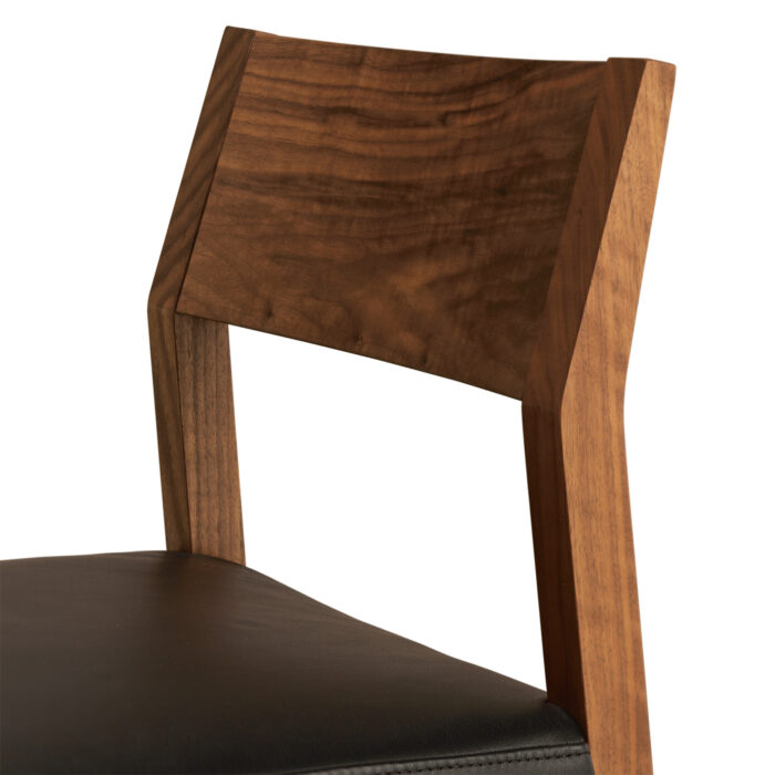 Puidust söögitool lähedalt